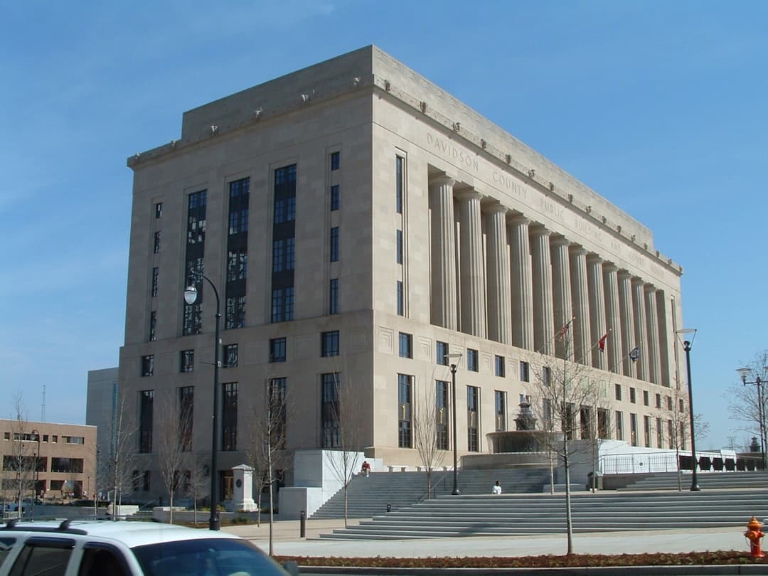 Legal gavel in Florida courtroom during foreclosure deficiency judgment hearing