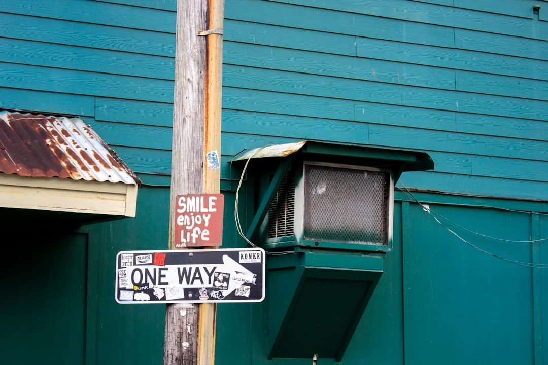 We Buy Houses sign on Florida street with warning about potential scams